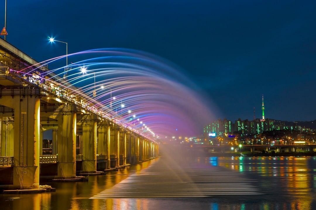 banpo-bridge-rainbow-fountain.jpg
